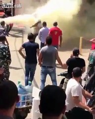 Un fou armé de couteaux contre la police