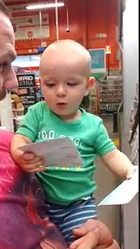 Un bébé devient fou devant des échantillons de peinture