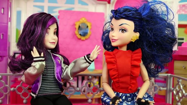 Should Evie & Doug Date? Descendants Jane and Audrey are Mean to Mal. DisneyToysFan
