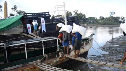 Türkiye'nin Arakan'daki Yardımları Maungdaw'da Botlarla Dağıtıldı