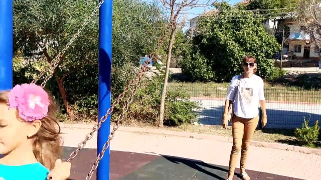 Elif elektrikli motor ile parkta geziyor oynuyor .Eğlenceli çocuk videosu