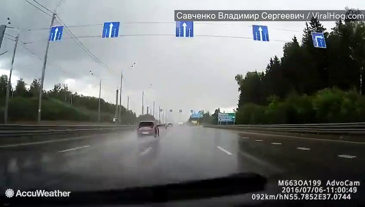 Cette Lamborghini part en aquaplaning en doublant sur une autoroute