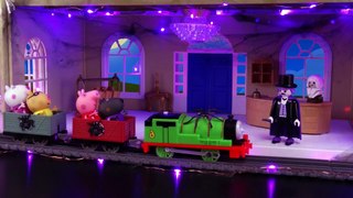 Peppa Pig Amusement Park Enchanted House Train - Peppa Pig And Calico Critters Toy Videos (Spanish)