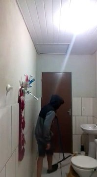 Il tente d'attraper un rat avec son chat mais rien ne se passe comme prévu