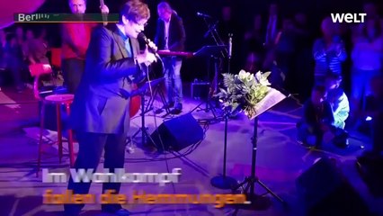 Angela Merkel s’ambiance et chante dans une soirée, les images étonnantes ! (Vidéo)