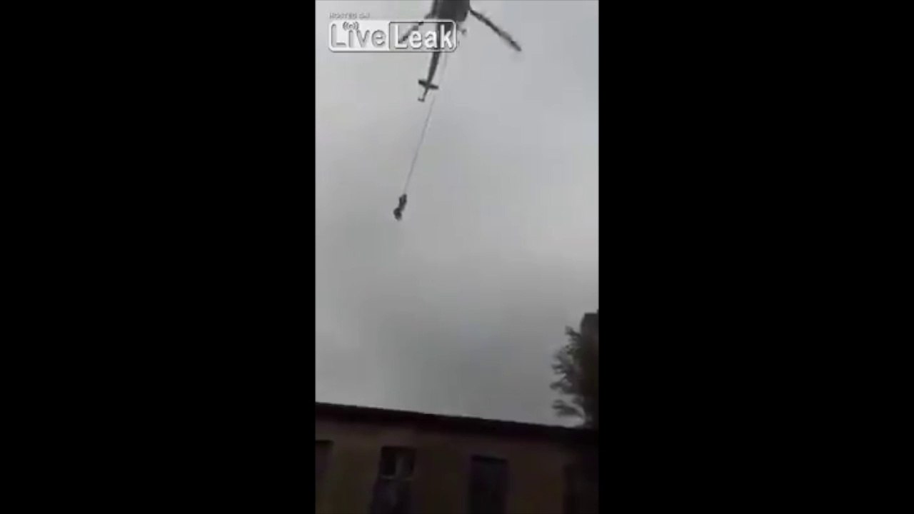 Cet hélicoptère lâche un soldat au-dessus du mauvais immeuble..