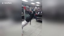 Ton vendeur de voiture craque son costard sur un breakdance !!