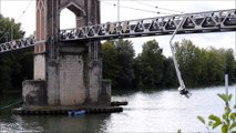 Trévoux: la grue d'un bateau de croisière s'encastre dans une passerelle, un marin tué