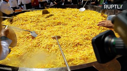 Cocineros uzbekos preparan el plov mas grande el mundo