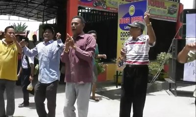 Bupati Ditangkap, Warga Berjoget dan Cukur Rambut