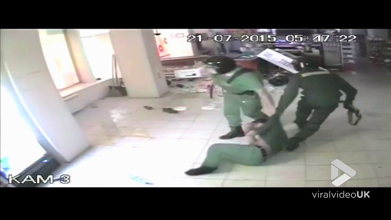 Cet étudiant ivre défonce un magasin pour 1 cigarette en Russie !