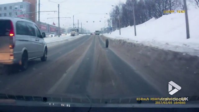 Ce bus perd un pneu qui se balade sur l'autoroute tout seul !