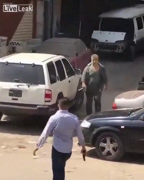 Ce fou attaque des policiers avec un simple couteau et résiste !