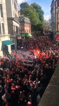 Quand les fans allemands de Cologne débarquent dans les rues de Londres avant d'affronter Arsenal !