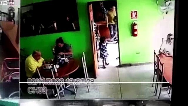 Sicario mata a hombre mientras comía