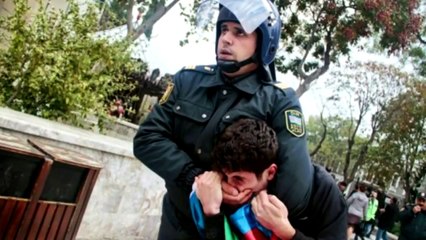 Azərbaycanı biabır edən alçaq, zorakı və şərəfsiz polislər. Polis zorakığına son!