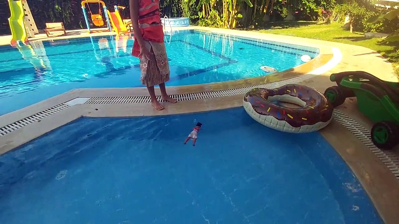 MOANAYI HAVUZA ATTIM, Elife şaka yaptım, moana havuzda yüzüyor -  Dailymotion Video