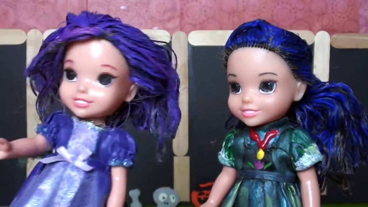 Mal and Evie toddlers swim in the pool Frozen Maleficent are Mermaids Descendants TV Toys In Action