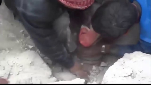 اللہ کی قدرت کا کرشمہ کئی دنوں سے لاکھوں ٹن ملبے میں دبا ہوا بچہ زندہ سلامت