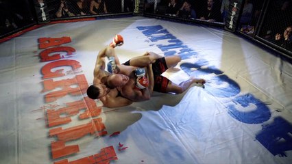 Lutador de MMA ataca juiz por ter demorado para interromper o combate