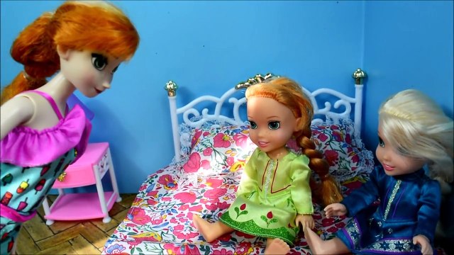 Anna And Elsa Toddlers Adopt LITTLEST PET SHOP PIG! - toy heroes anna and elsa