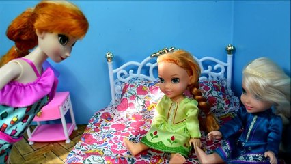 Anna And Elsa Toddlers Adopt LITTLEST PET SHOP PIG! - toy heroes anna and elsa