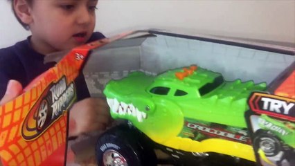 Isıran, şahlanan, sesli, ışıklı timsah oyuncak araba kutusu açtık!