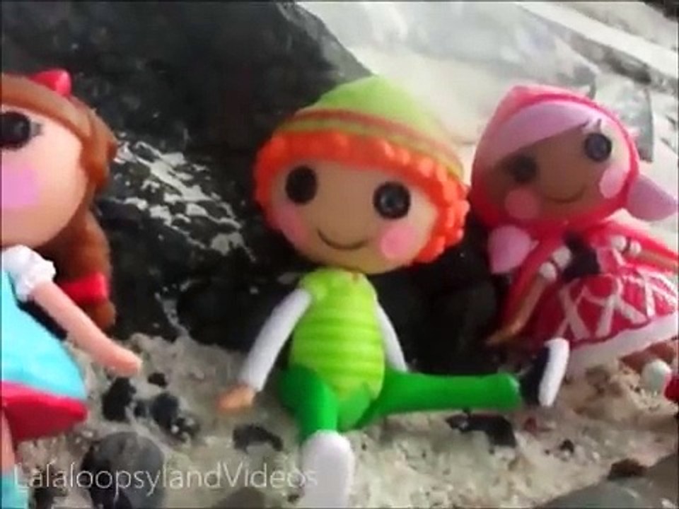 Mini Lalaloopsy Adventures | Silly Beach Adventure | FUNNY