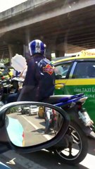 This is what would happen if you stop for the traffic light in Thailand