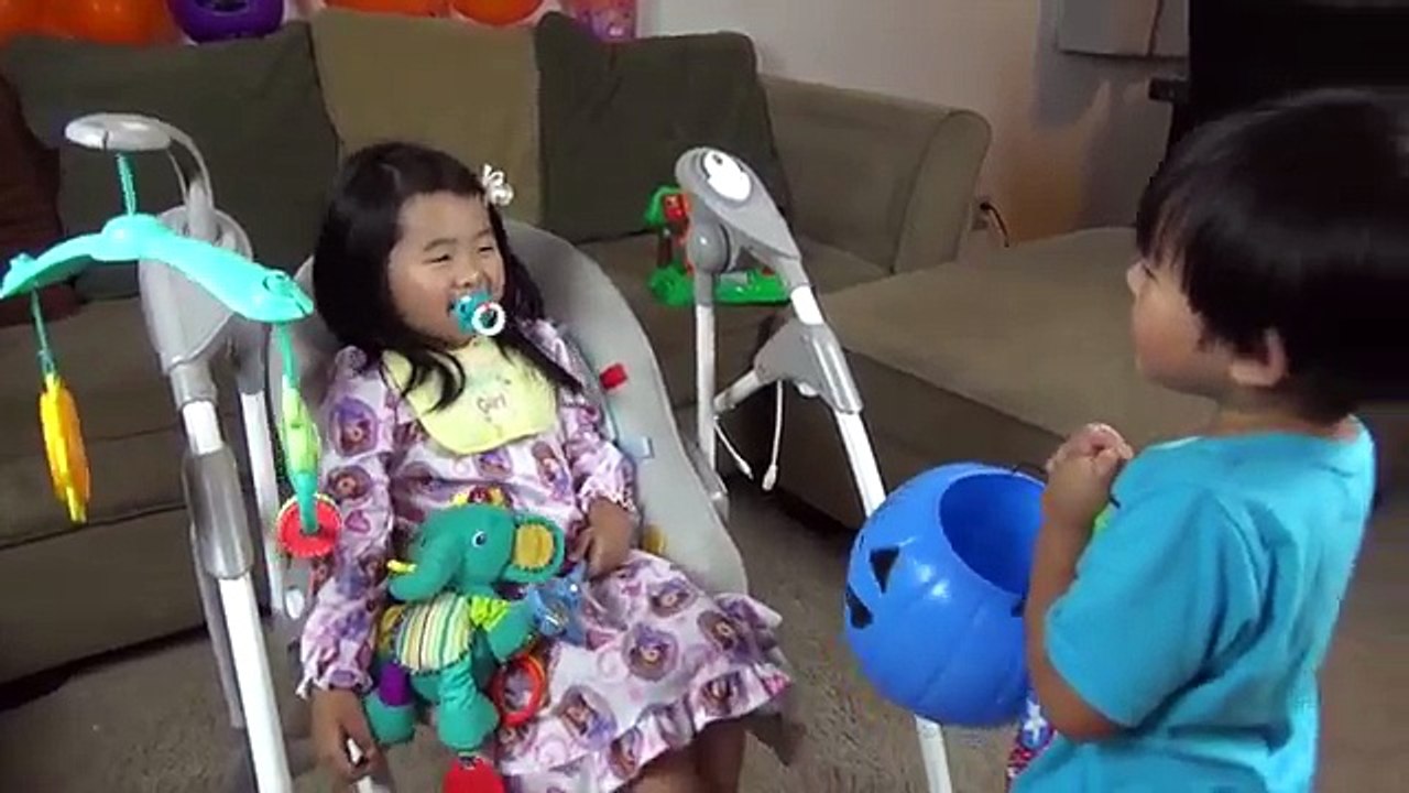 HALLOWEEN TRICK OR TREAT Kids Candy Surprise Toys Prank Halloween Candy Haul Spiderman Sup