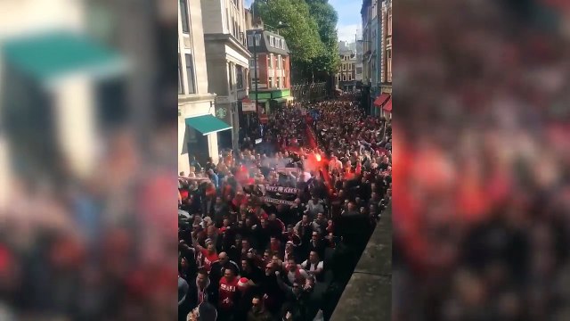 Les supporters de Cologne mettent une ambiance de dingue dans les rues de Londres