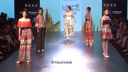 Télécharger la video: Disha Patani Walks For Ritu Kumar At LFW Winter Festive 2017 Day 1