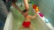 Как научить новорожденного плавать. Первые этапы.