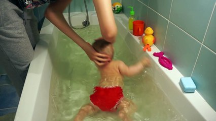 Как научить новорожденного плавать. Первые этапы.