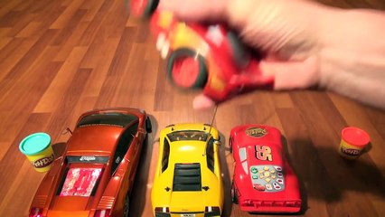 Télécharger la video: Pixar Cars Fast Talkin Lightning McQueen vs Remote Control Lamborghini Murcielago and Shaken Go Li