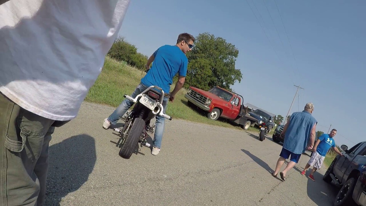 Enorme Road Rage entre des étudiants à moto et des Redneck américains agressifs