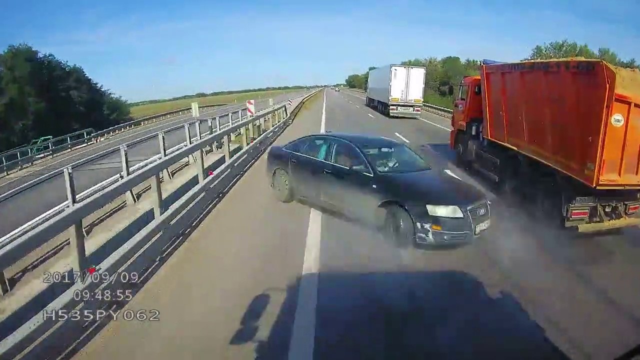 Ce chauffard veut doubler des camions par la droite... Raté!