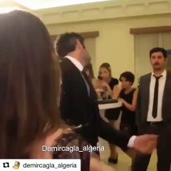 GJATË XHIRIMEVE TË ‘KARA SEVDA’, KËSHTU ‘VUAN’ TARIK NGA SHUPLAKAT E BANUSË (VIDEO)