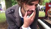 Il décide de jouer inlassablement du piano en plein air, tant que son ex ne revient pas vers lui