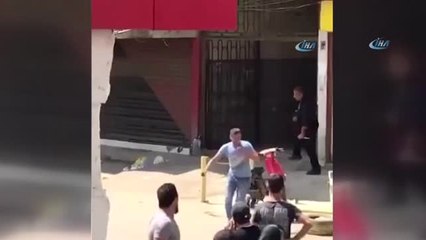 Lübnan'da Bir Adam İki Bıçakla Yayalara Saldırdı