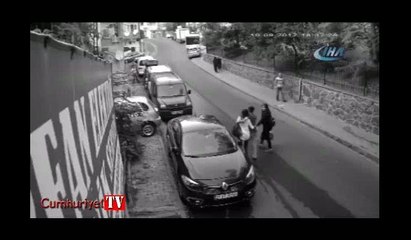 Kontrolden çıkan otobüs kaldırımdaki adamı altına aldı