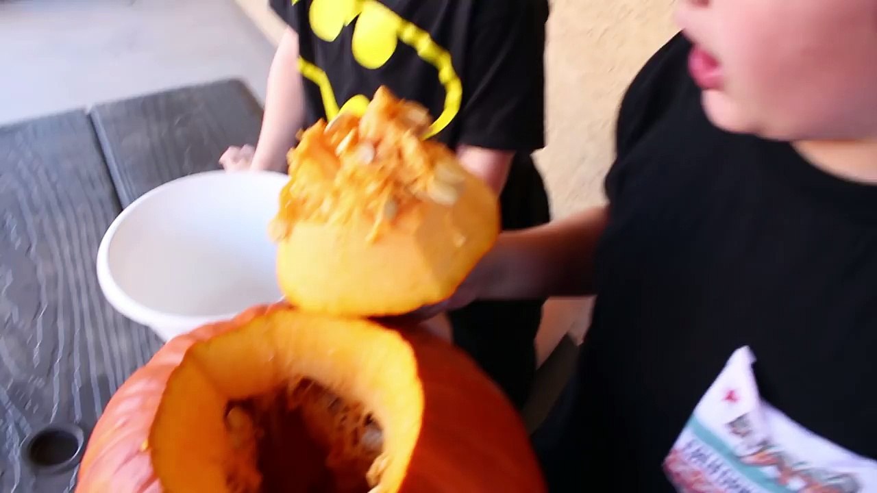 Rattlesnakes in my Jack O Lantern! Vicious Snake Toys get in to the Pumpkin for Halloween!