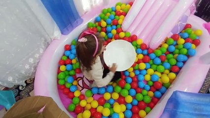 Prensesler yüzüyor, Hello kitty havuza su doldurduk, eğlenceli çocuk videosu