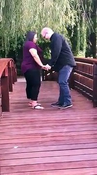 Une demande en mariage avec une bague à 3000 euros