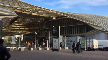 Parigi: arrestato un uomo che ha attaccato un militare con coltello
