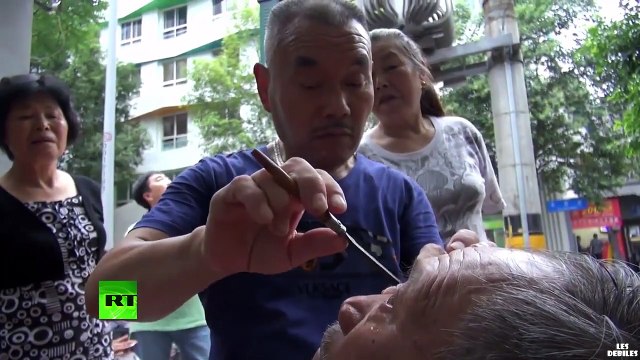 Chine : un barbier nettoie les yeux de ses clients avec un rasoir