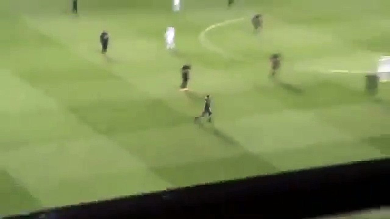 La tentative d'agression du fan du Celtic Glasgow sur Kylian Mbappé - YouTube (360p)