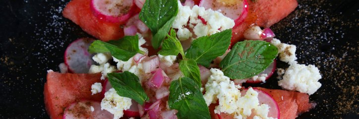 خطوات تحضير سلطة البطيخ والجبنة الفرنسية