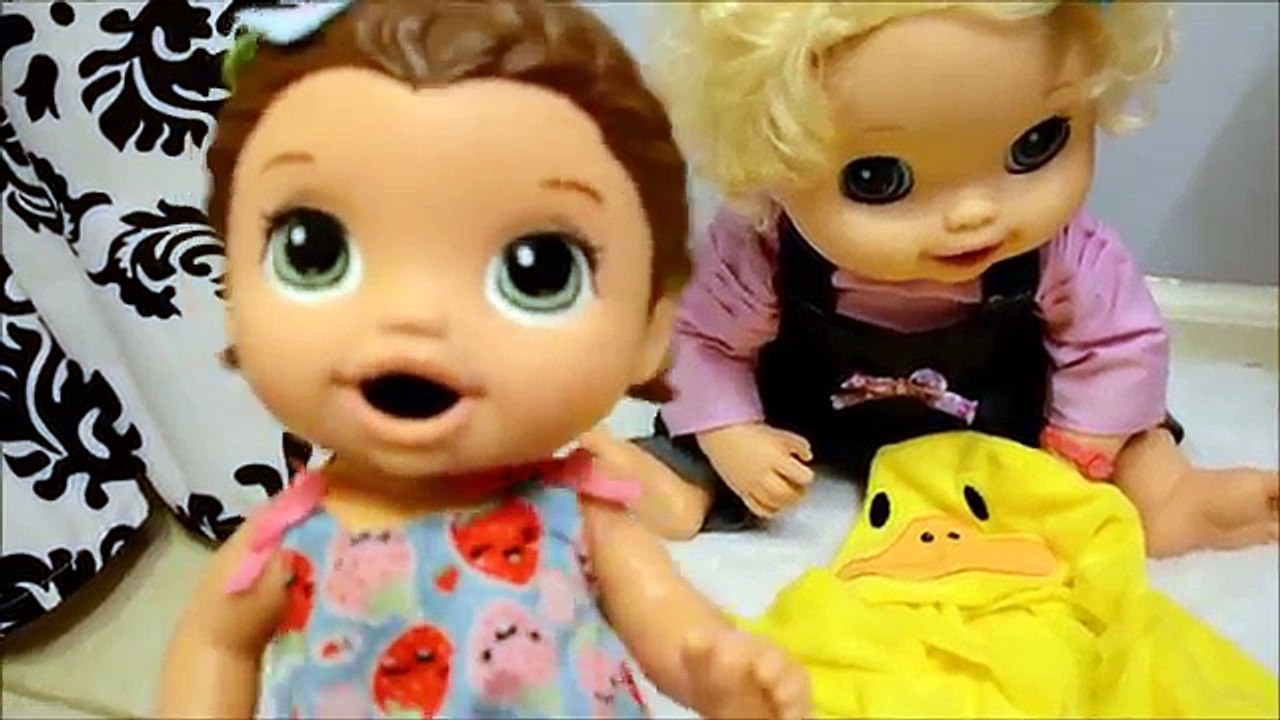 Crawling Baby Alive POOPS In The BATH TUB! baby alive bath baby go