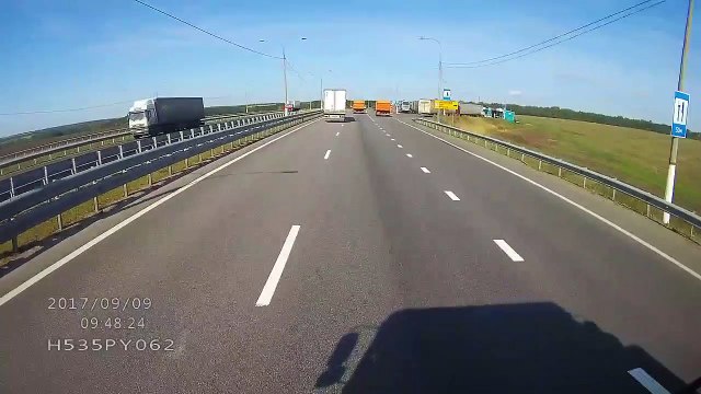 Ce chauffard veut doubler des camions par la droite...Pas de chance !